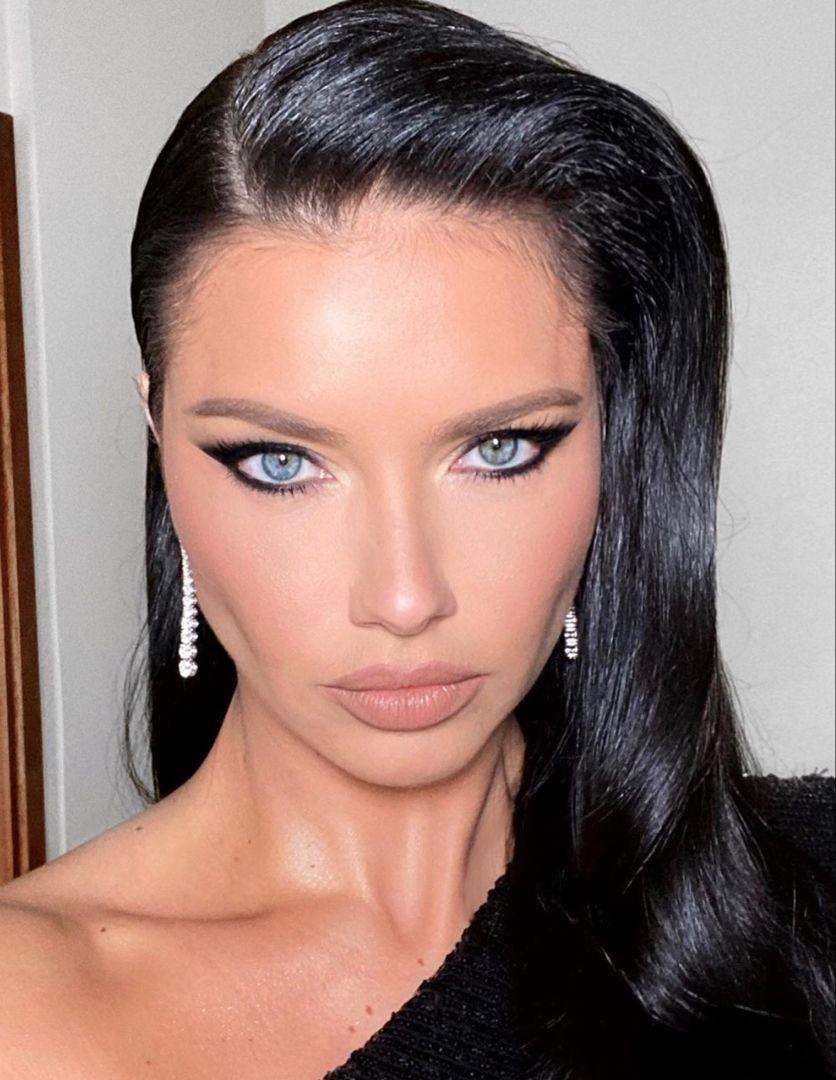 Winged eyeliner cat eye makeup