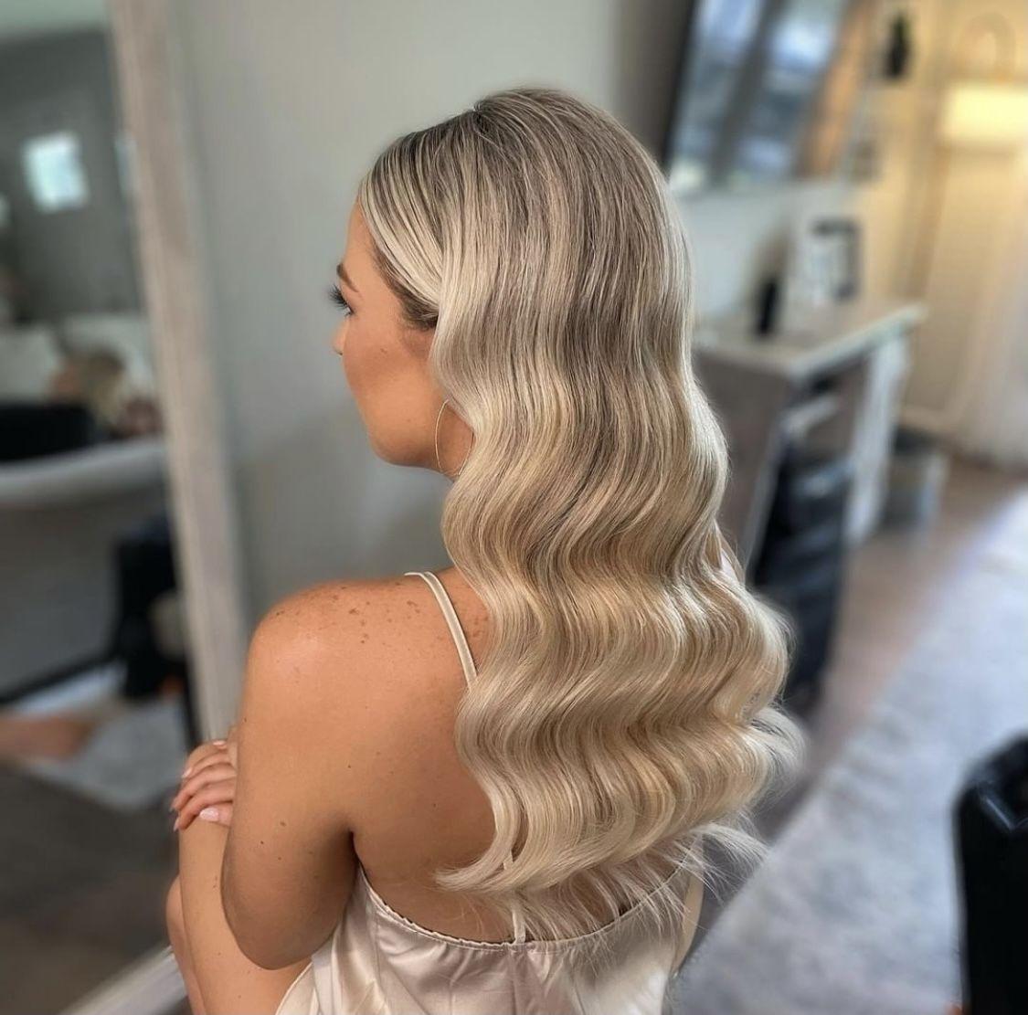 Blonde Hollywood waves style