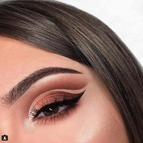 Neutral cut crease eyeliner look