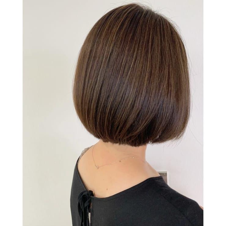Minimalist brown bob with fine highlights