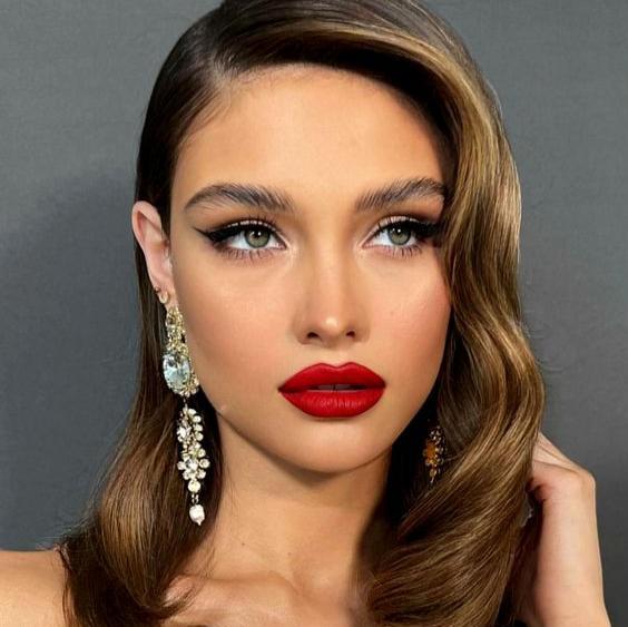 Modern Old Hollywood glamour makeup interpretation with vintage details