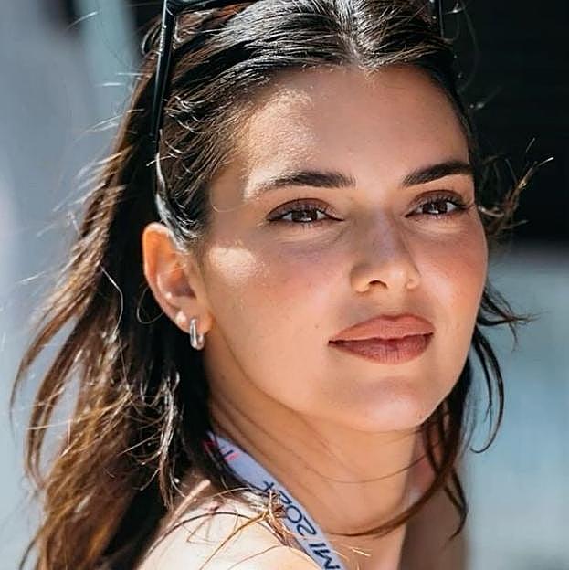 Natural daytime celebrity makeup look