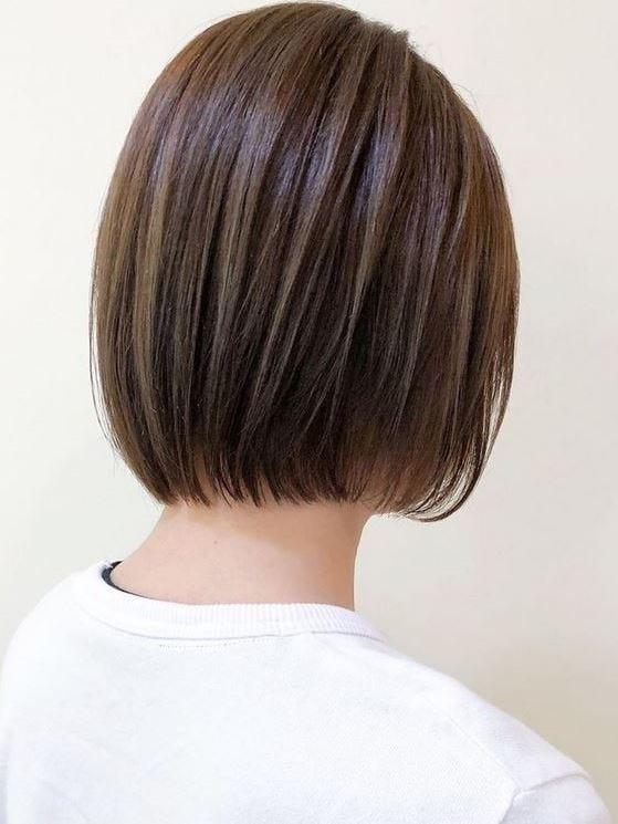 Sleek brown bob with natural highlights