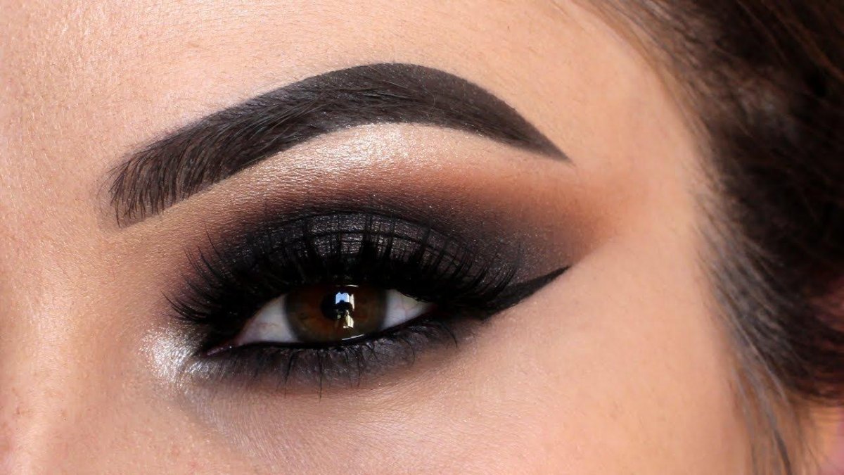 Smokey cut crease eyeliner makeup