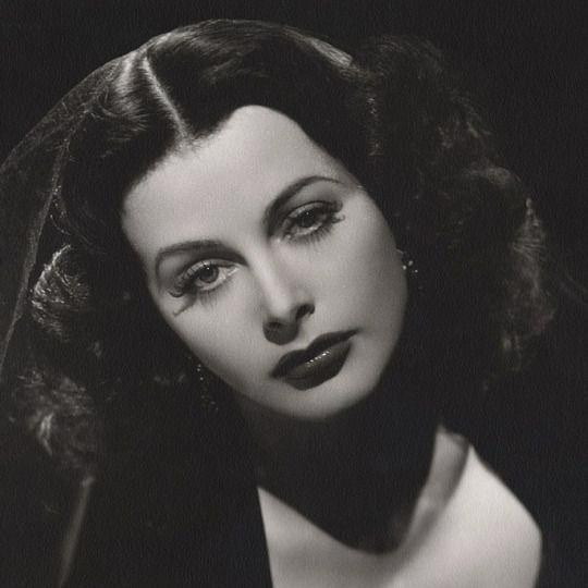 Vintage smoky eye Old Hollywood glamour makeup with dramatic definition