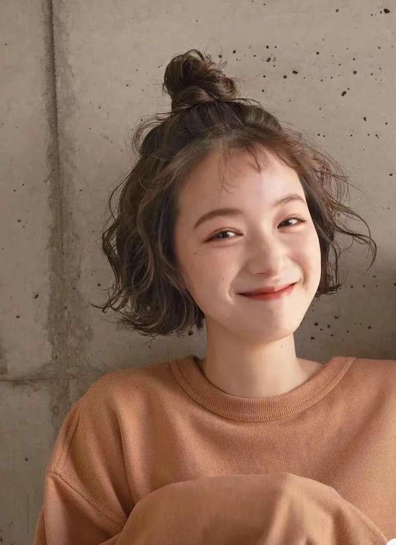 Wavy bob with casual knot